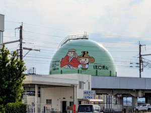 本庄ガスの球形ガスホルダーが新デザインに　はにぽんと塙保己一描く